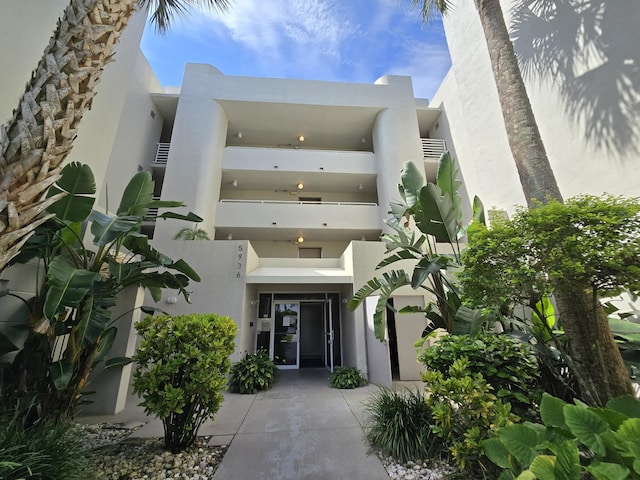 view of exterior entry with stucco siding