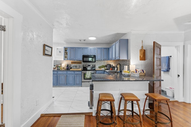 kitchen with blue cabinets, a kitchen breakfast bar, stainless steel range with electric stovetop, kitchen peninsula, and crown molding