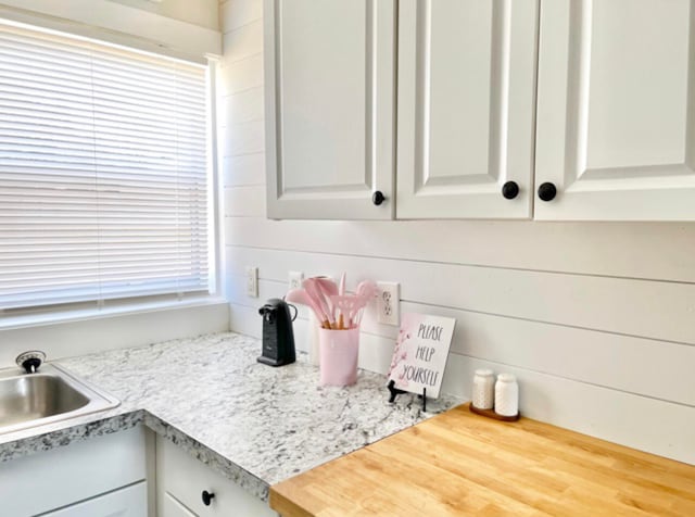 details with sink and wood-type flooring