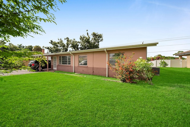 view of front of house featuring a front lawn