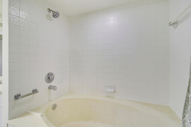 bathroom with tiled shower / bath combo