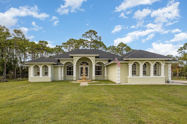 view of front of property with a front yard