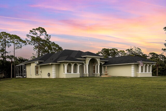 prairie-style house featuring a lawn