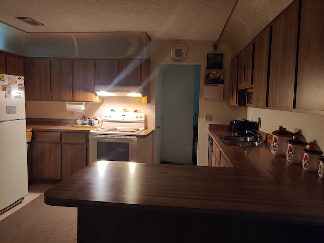 kitchen with sink, a textured ceiling, light tile patterned floors, kitchen peninsula, and white appliances