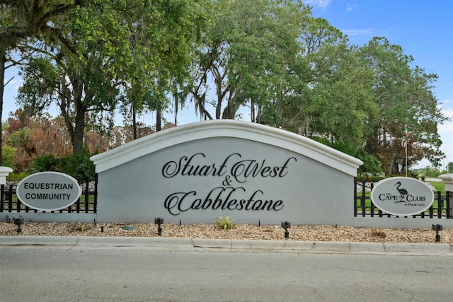 view of community / neighborhood sign