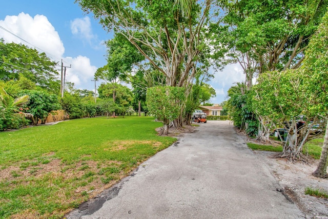 view of property's community featuring a yard