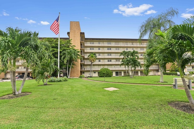 view of property's community featuring a lawn