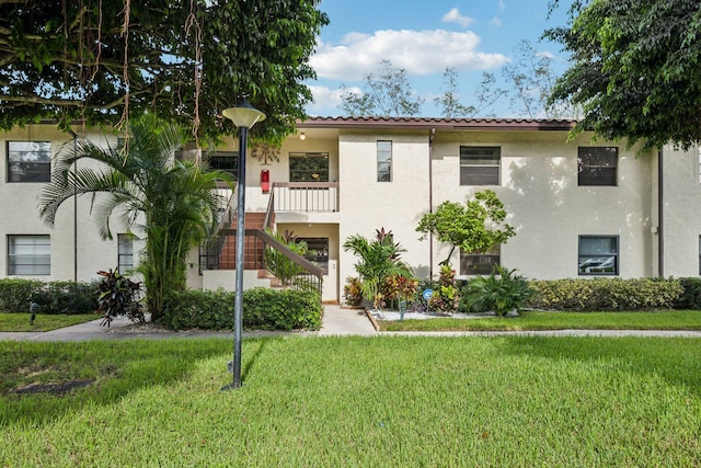 view of front of property with a front yard