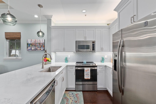 kitchen featuring sink, decorative light fixtures, appliances with stainless steel finishes, and tasteful backsplash