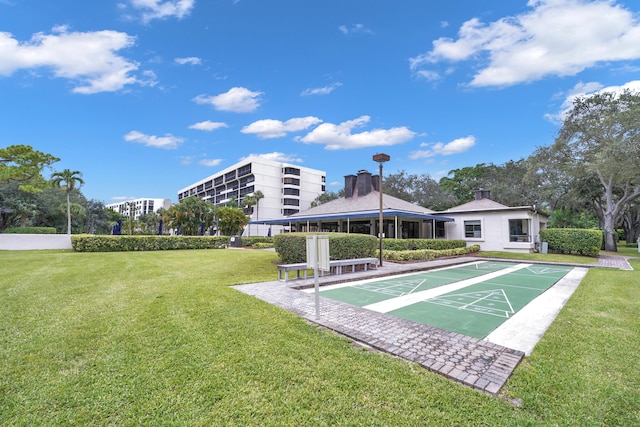 view of property's community featuring a lawn