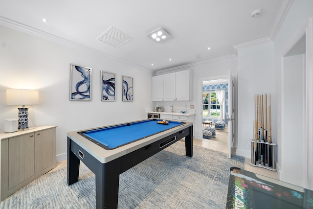 playroom with visible vents, recessed lighting, crown molding, and baseboards