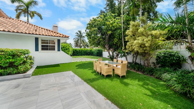 view of yard featuring a patio