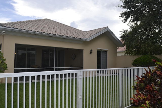 exterior space featuring a lawn