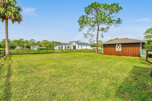 view of yard featuring an outbuilding