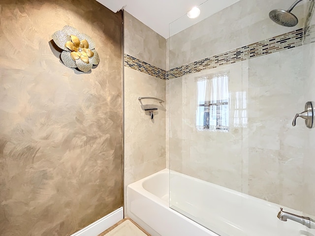 bathroom with tiled shower / bath combo