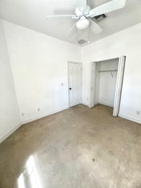 unfurnished bedroom featuring ceiling fan and a closet