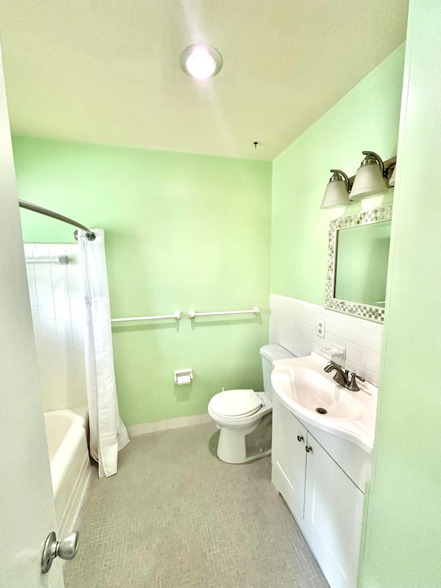 full bathroom with toilet, vanity, shower / bath combo with shower curtain, tasteful backsplash, and a textured ceiling