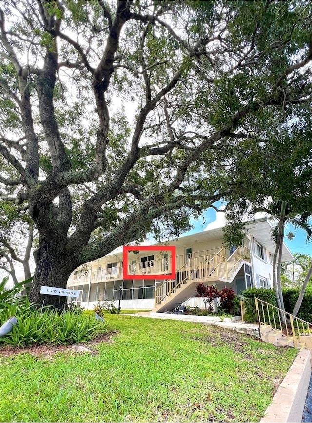 view of front of home featuring a front lawn