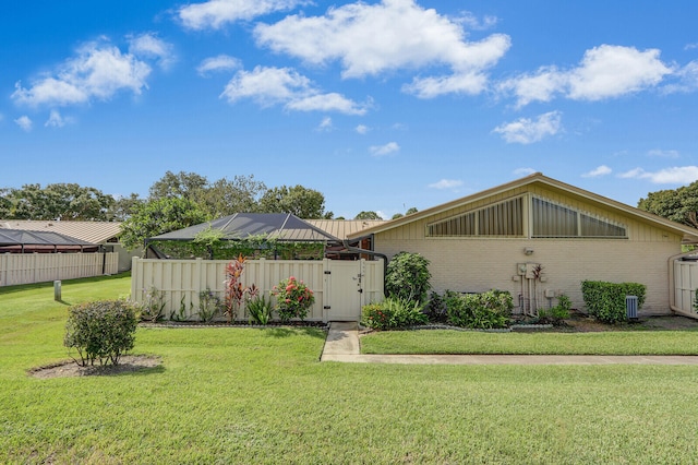 view of front of home featuring a front yard