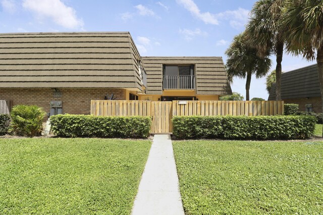 view of front facade with a front lawn