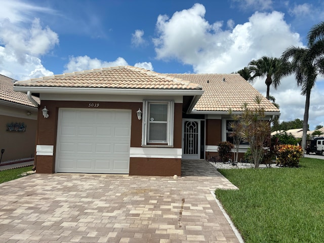 view of front of property featuring a front yard and a garage