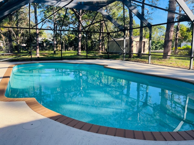 view of swimming pool with a shed