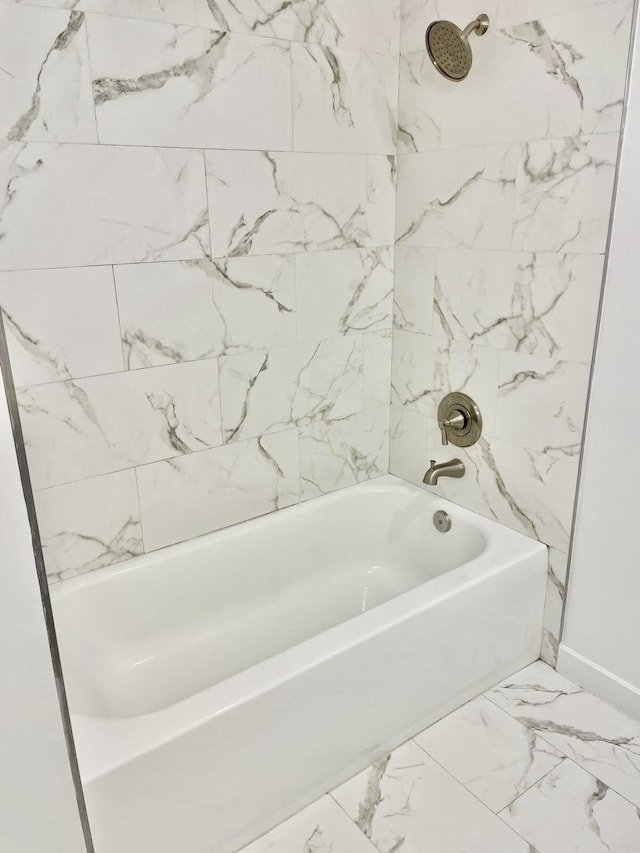 bathroom with tiled shower / bath combo