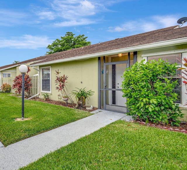 ranch-style house featuring a front lawn