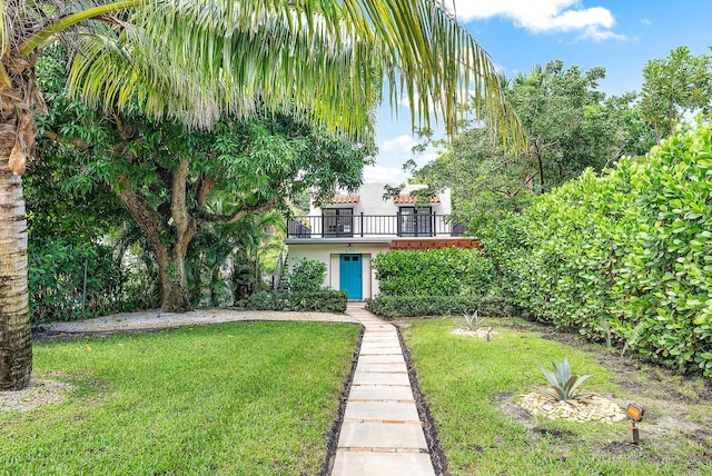 view of front facade with a front yard