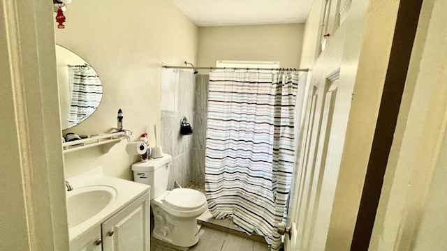 bathroom with toilet, a shower with curtain, and vanity