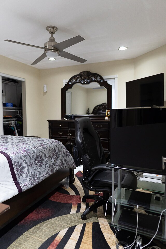 bedroom with carpet flooring and ceiling fan