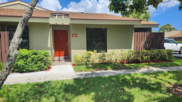 view of front of property with a front lawn