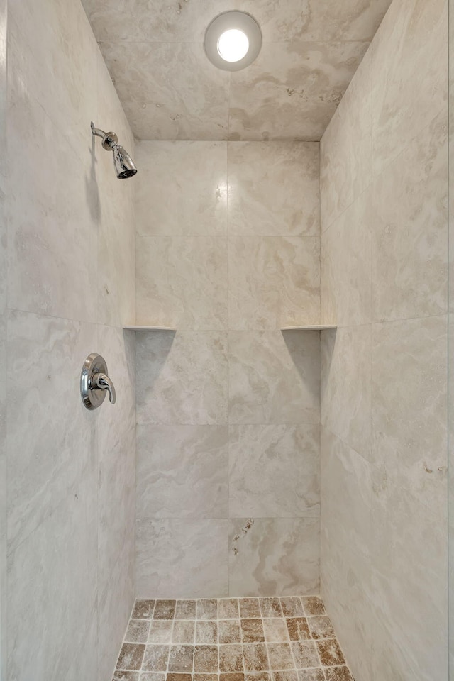 bathroom featuring a tile shower