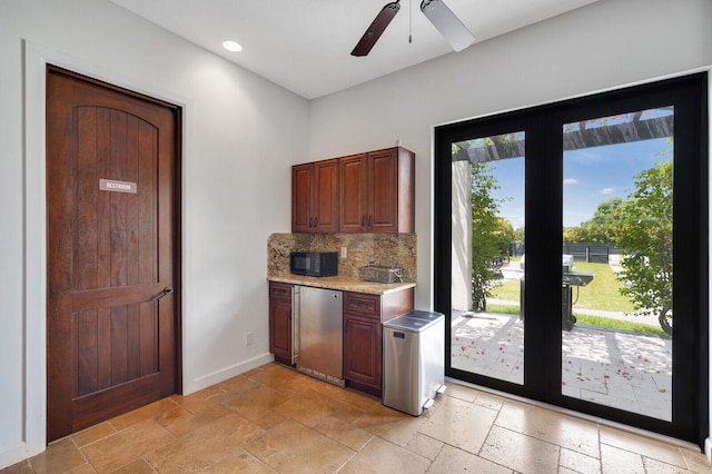 kitchen with ceiling fan, plenty of natural light, stainless steel refrigerator, and backsplash