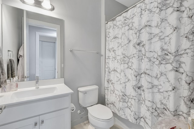 bathroom featuring a shower with shower curtain, toilet, and vanity