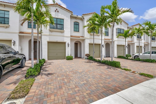 view of front facade featuring a garage