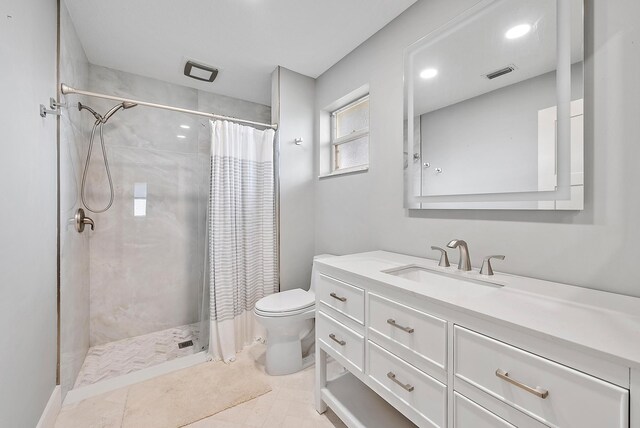 381 NW Sherry Ln, Port Saint Lucie, FL 34986 - full bathroom featuring toilet, a shower with shower curtain, and vanity