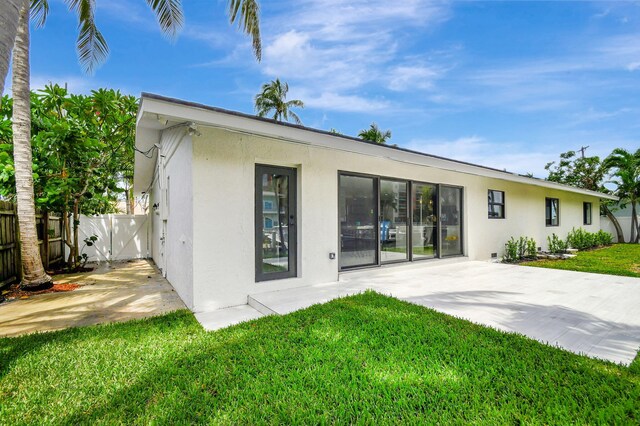 view of front of property featuring a patio and a front yard