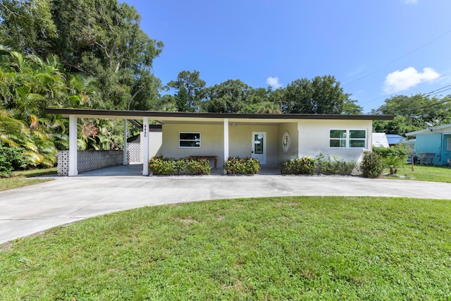 view of front facade featuring a carport and a front lawn