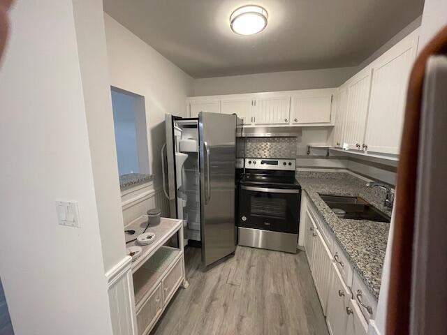 dining room with ceiling fan, a wall mounted AC, and wood-type flooring