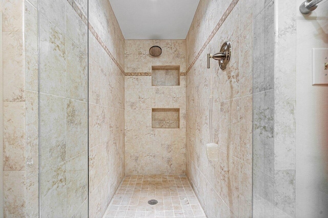 bathroom featuring a tile shower