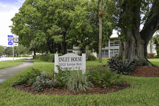 community / neighborhood sign featuring a yard