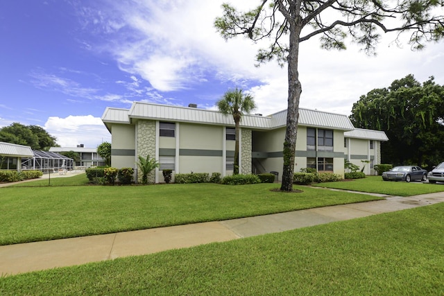 view of front of property featuring a front yard