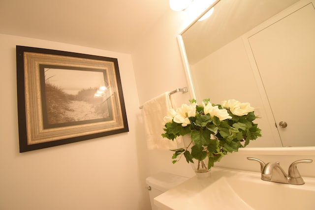 bathroom featuring toilet and sink