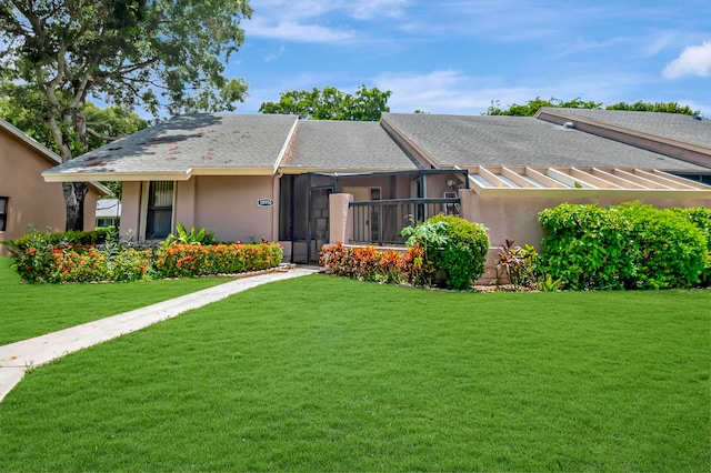 single story home with a front lawn