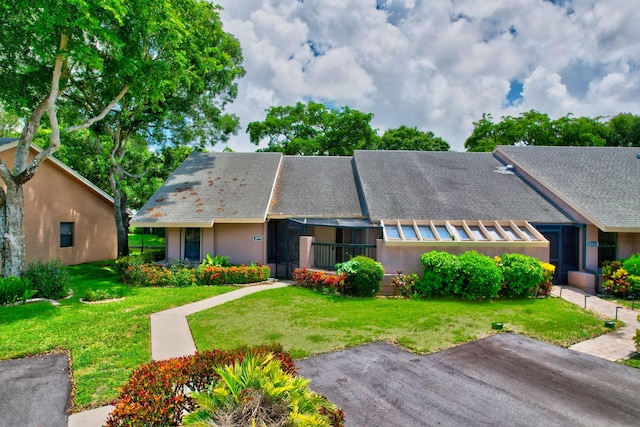 view of front facade with a front yard