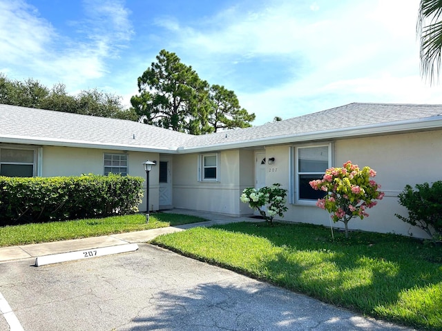 single story home with a front lawn