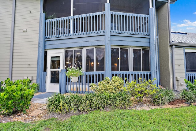 property entrance featuring a balcony