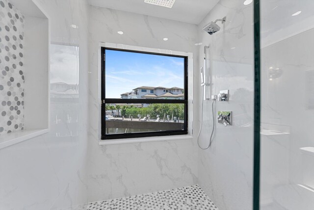 bathroom featuring tiled shower