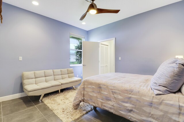 living room featuring light wood-type flooring and ceiling fan